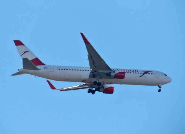 BOEING 767-300 (OE-LAY) - Minutes prior to landing, winter 2019.