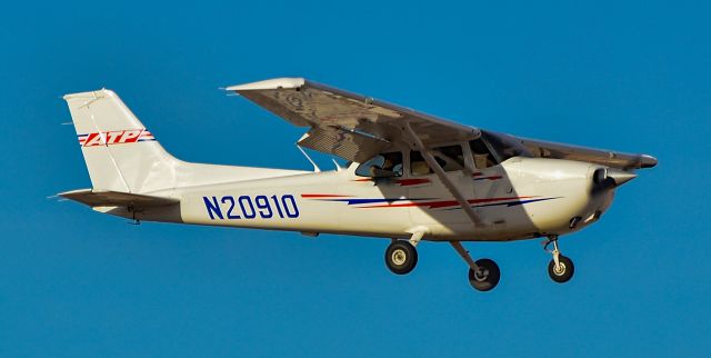 Cessna Skyhawk (N20910) - N20910 Cessna 172S Skyhawk SP s/n 172S12582 - North Las Vegas Airport  KVGT, VGTbr /Photo: Tomás Del Corobr /February 5, 2022