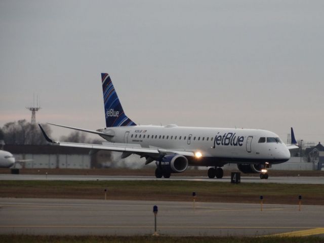 Embraer ERJ-190 (N351JB)