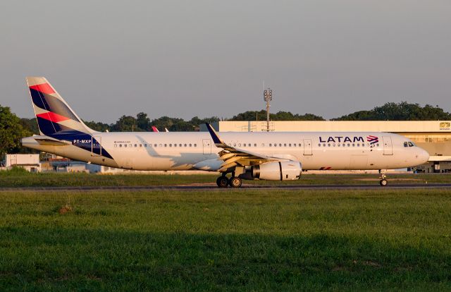 Airbus A321 (PT-MXP)
