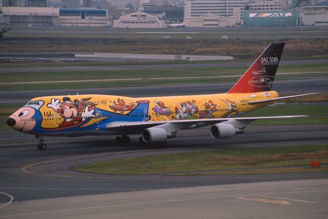 Boeing 747-400 (domestic, no winglets) (JA8084) - Taxing at Tokyo-Haneda Intl Airport on 2001/10/30 "JAL Dream Express c/s "   