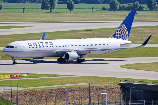 BOEING 767-300 (N667UA)