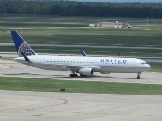 BOEING 767-300 (N675UA)