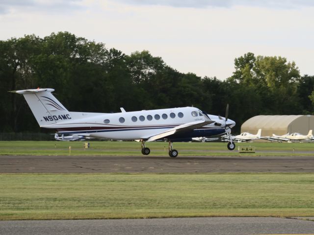 Beechcraft Super King Air 300 (N904MC) - Reliants King Air 350 landing runway 08. 26 SEP 2015.