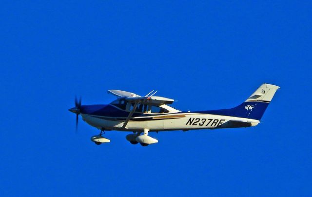 Cessna Skylane (N237RE)