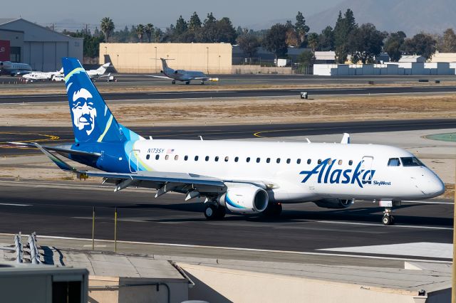 Embraer 175 (N173SY) - Seems this plane likes me enough to see me twice within a months time. Again arriving from SJC, this time later in the day though