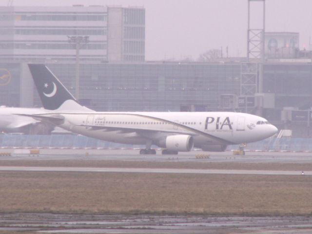 Airbus A310 (AP-BEQ) - Eine A310-300 der PIA mit der Reg AP-BEQ am 15.02.2011 auf dem Airport FRA.