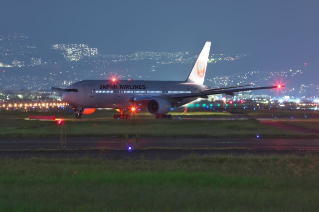 Boeing 777-200 (JA8985)