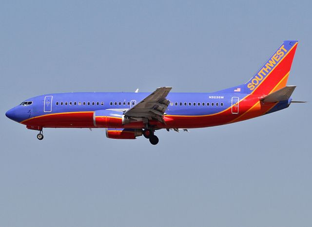 BOEING 737-300 (N323SW) - Landing at the LAX.