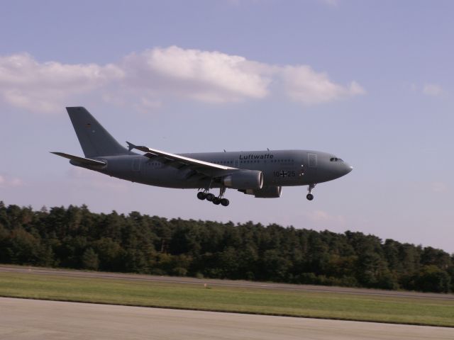 Airbus A310 (GAF1025) - A310-304 MRTT 10+25 "Hermann Köhl" startet gerade durch, fotografiert auf der Manching Air Base am Tag der offenen Tür 15.09.2007.