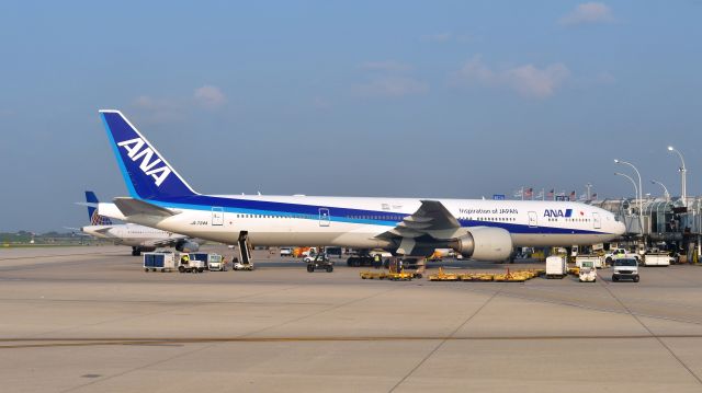 BOEING 777-300ER (JA734A) - ANA Boeing 777-381(ER) JA734A in Chicago 