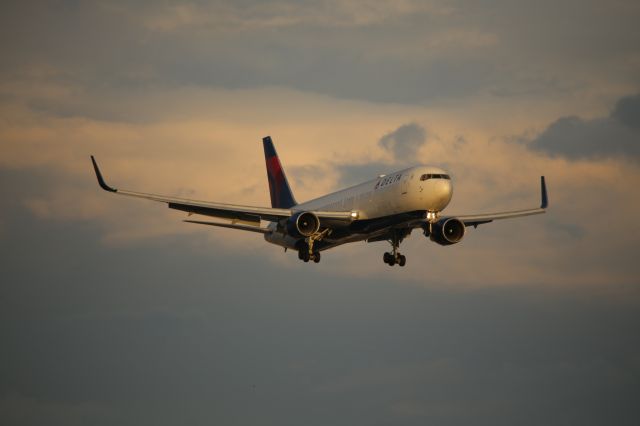 BOEING 767-300 (N177DN)