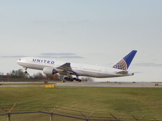 Boeing 777-200 (N796UA) - United 777-200 departing RWY 27 at CVG after dropping of the Cleveland Browns.