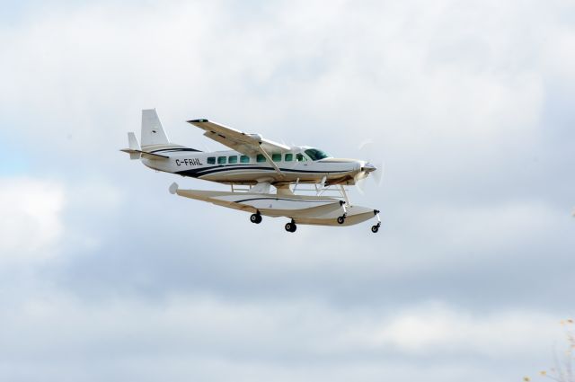 Cessna Caravan (C-FRHL) - Approach to runway 26