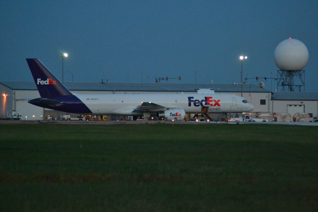 Boeing 757-200 (N943FD) - Loading Operation KFSD - 6-5-2012