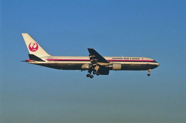 BOEING 767-300 (JA8235) - Final Approach to Narita Intl Airport Rwy16 on 1987/10/18