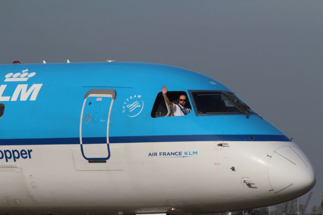 — — - Embraer E190, KLM Cityhopper has landed on the runway and taxiing to the terminal at Schiphol Amsterdam Airport. The co-pilot opened the cockpit window and waved.