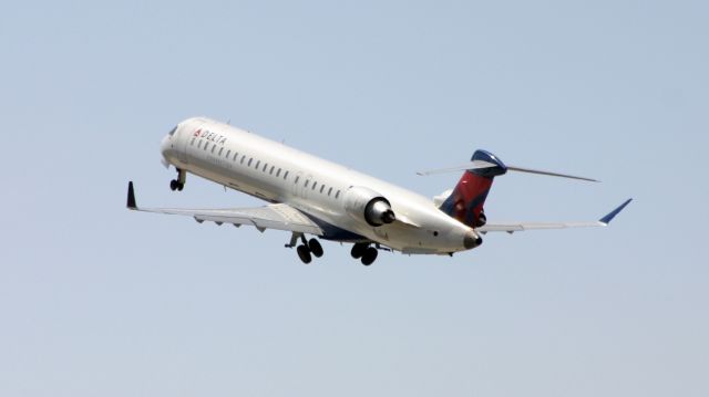 Canadair Regional Jet CRJ-900 (N200PQ)