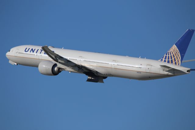 BOEING 777-300ER (N2333U)