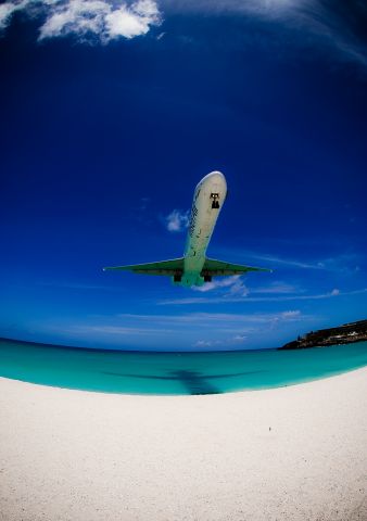 McDonnell Douglas MD-80 (PJ-MJB)