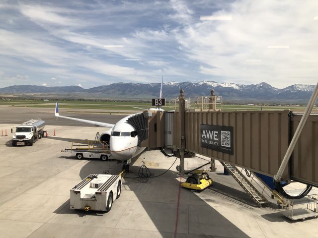 Boeing 737-800 (N37273) - A United Airlines Boeing 737-800, N73273 at Bozeman Yellowstone International Airport (KBZN) on May 10, 2023. N37273 arrived from Chicago O'Hare International Airport (KORD).