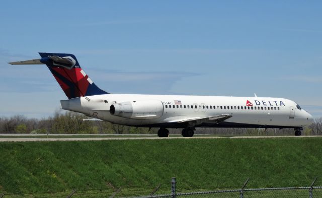 Boeing 717-200 (N953AT) - Delta 717 taxiing on A to runway 23