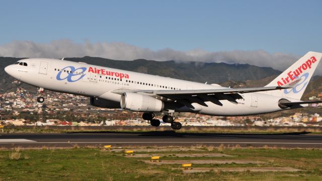 Airbus A330-200 (EC-LVL)