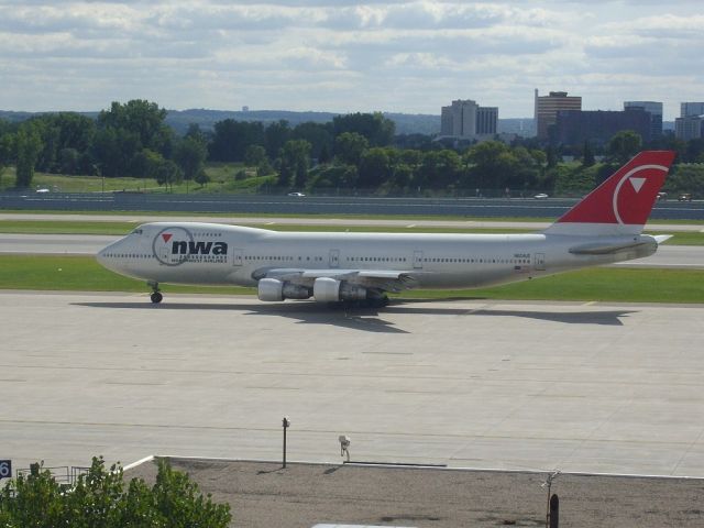 Boeing 747-200 —