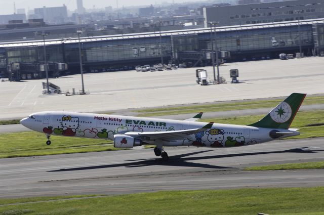 Airbus A330-300 (B016332) - Takeoff at Haneda Intl Airport Rwy16R on 2012/10/01 "Hello Kitty c/s"