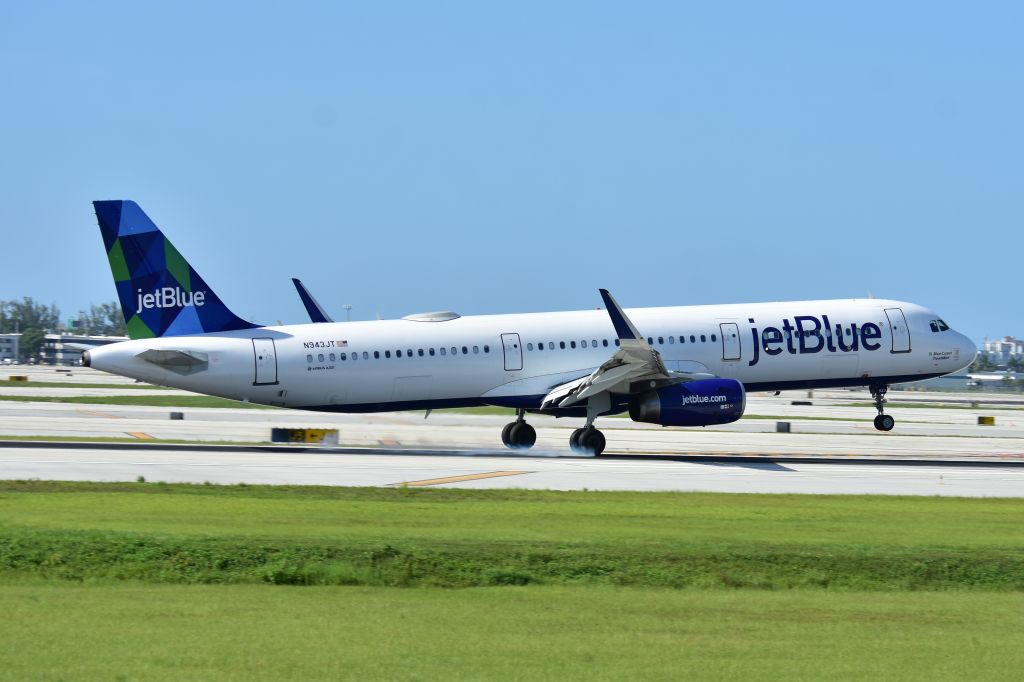 Airbus A321 (N943JT)