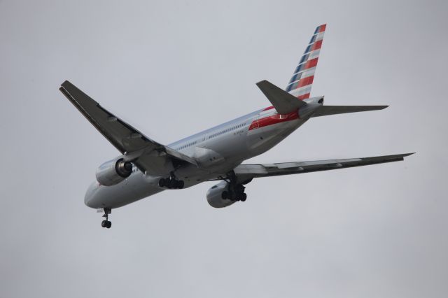 Boeing 777-200 (N755AN)