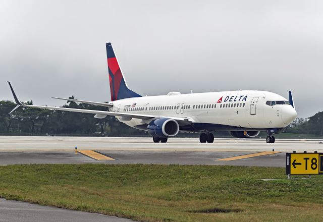 Boeing 737-900 (N928DU)