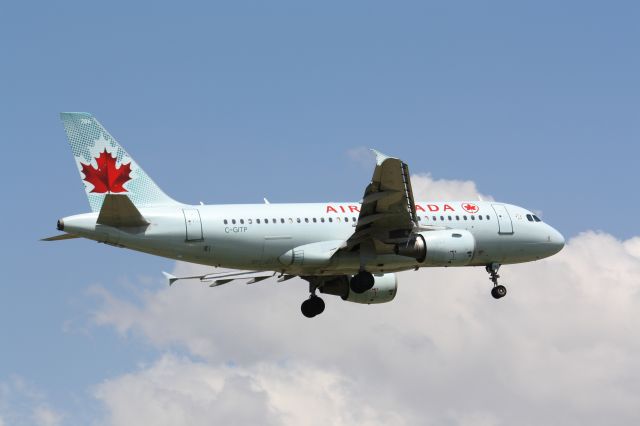 Airbus A319 (C-GITP) - A319-112 C-GITP/286 cn1562,Landing At Lester B. Pearson Intl Airport,YYZ/CYYZ