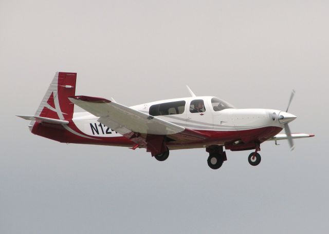 Mooney M-20 (N124TN) - A nice looking Mooney landing on runway 14 at the Shreveport Downtown airport.