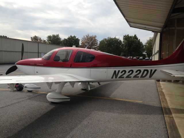 Cirrus SR-22 (N222DV) - in the summer hanger