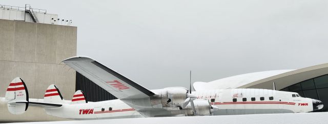 Lockheed EC-121 Constellation (N8083H)