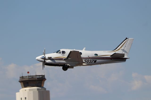 Beechcraft King Air 90 (N5037W)