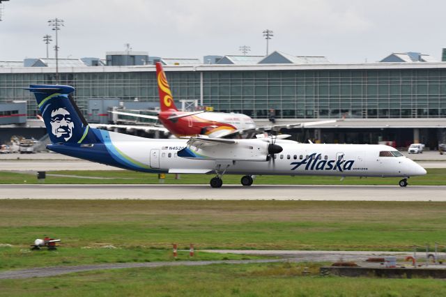 de Havilland Dash 8-400 (N452QX)