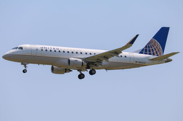 Embraer 175 (N88335)