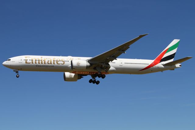 BOEING 777-300ER (A6-ECQ)