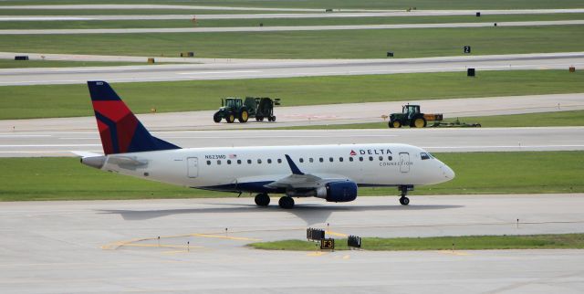 Embraer 170/175 (N823MD) - 5/29/18 taxiing in to the south concourse