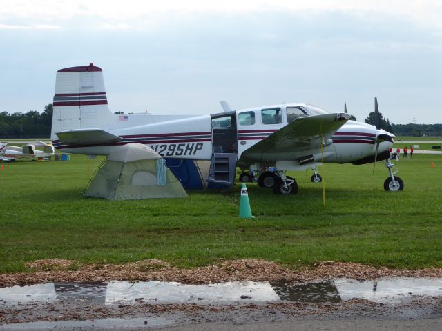 Beechcraft Twin Bonanza (N295HP)