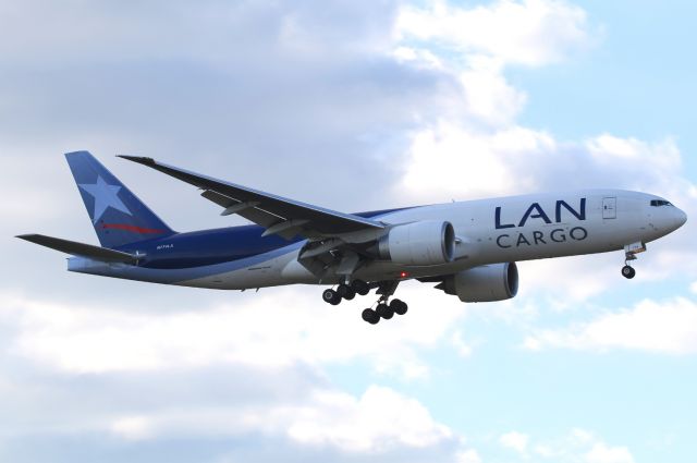 BOEING 777-200LR (N774LA)