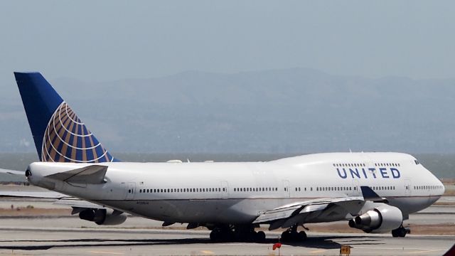 Boeing 747-400 (N128UA)