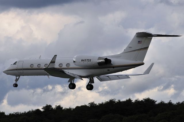 Gulfstream Aerospace Gulfstream IV (N457DS) - Seen at KBWI on 9/27/2009.  Storm clouds directly overhead.     a href=http://discussions.flightaware.com/profile.php?mode=viewprofile&u=269247  [ concord977 profile ]/a