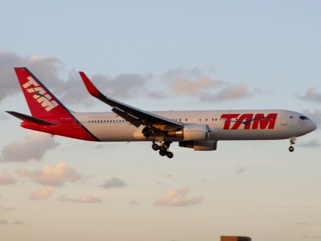 BOEING 767-300 (PT-MOA)