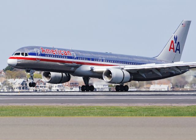 Boeing 757-200 (N680AN) - Touchdown American !!!!!!!