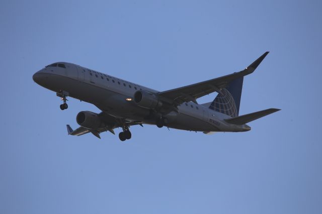 EMBRAER 175 (long wing) (N128SY)