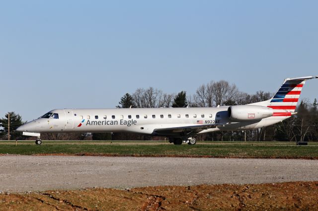 Embraer ERJ-135 (N922AE) - American Eagle (Envoy) 4928 KLEX-KPHL taxis down taxiway Alpha towards runway 04 for departure to Philly on a beautiful Sunday morning in Lexington, Ky. USA