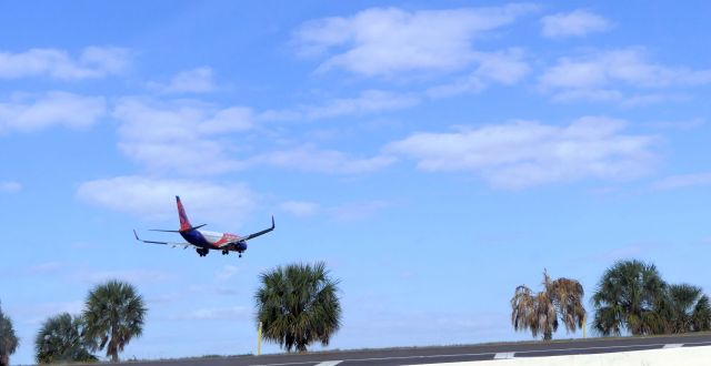 Boeing 737-800 (N832SY)
